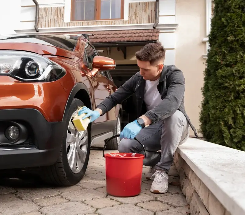 Lavage auto à domicile La Roche-Posay : professionnel intervenant sur un véhicule